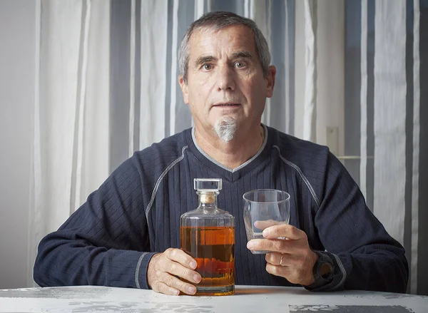 Einsamer Mann mit seiner Flasche — Stockfoto