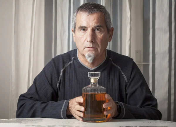 自分の瓶を持つ孤独な男 — ストック写真