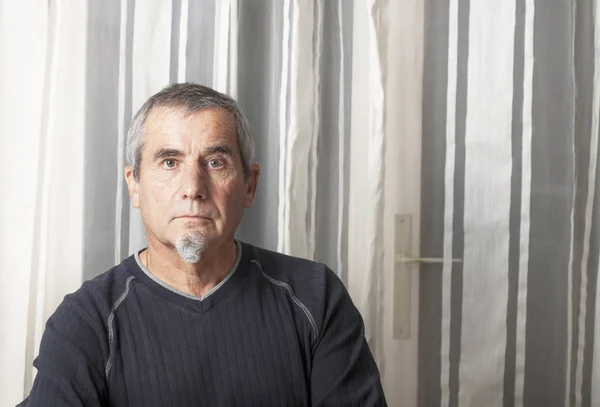 Viejo vistiendo una barba —  Fotos de Stock