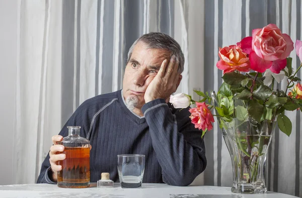 Ensam man med hans flaska — Stockfoto