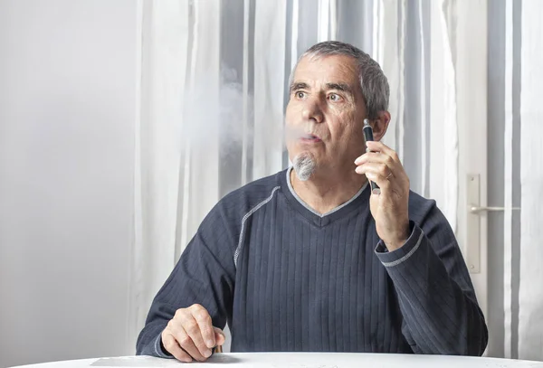 Homem fumando um cigarro eletrônico — Fotografia de Stock