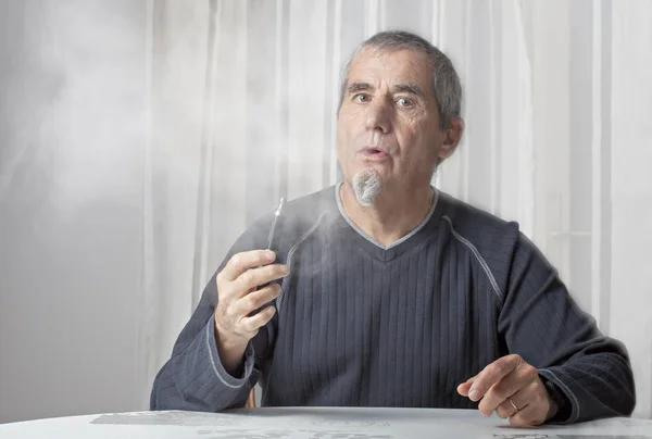 Man smoking an  electronic cigarette — Stock Photo, Image