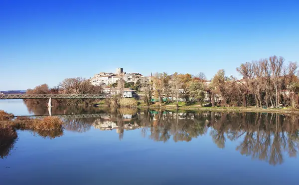 Aldeia refletida no rio — Fotografia de Stock