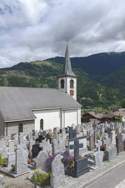 Swiss curch i cmentarz — Zdjęcie stockowe