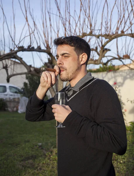 年轻的雪茄吸烟者 — 图库照片