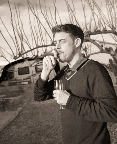 年轻的雪茄吸烟者 — 图库照片