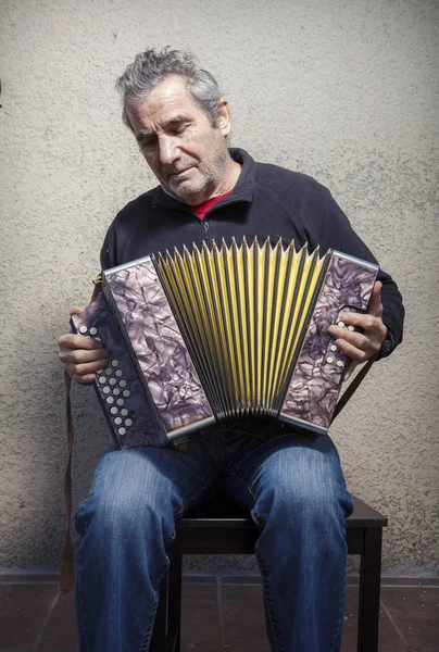 Old street musician — Stock Photo, Image