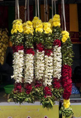 renkli sunan çiçek çelenk 