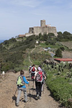 yürüyüşçüler yol üzerinde geziniyor