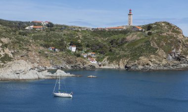 Tekne ve deniz kenarında deniz feneri