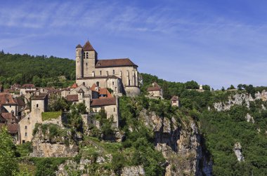Güzel bir kale tepe üzerinde yer alan