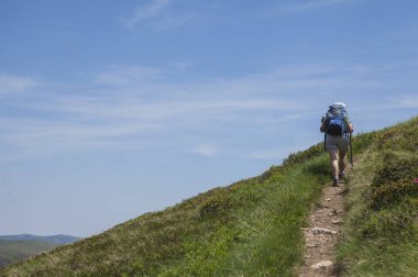 yürüyüşçülerin yolu üzerinde