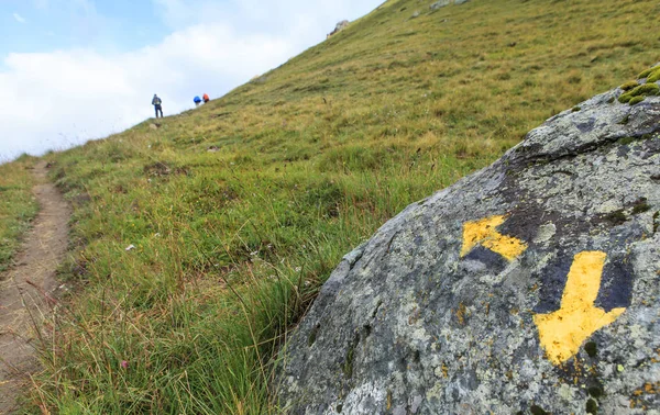 Sárga nyilak a rock — Stock Fotó