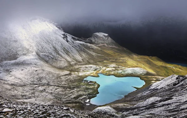 Lago e montanhas — Fotografia de Stock