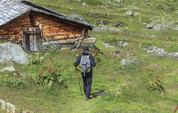 Osamělý trekker a chata — Stock fotografie