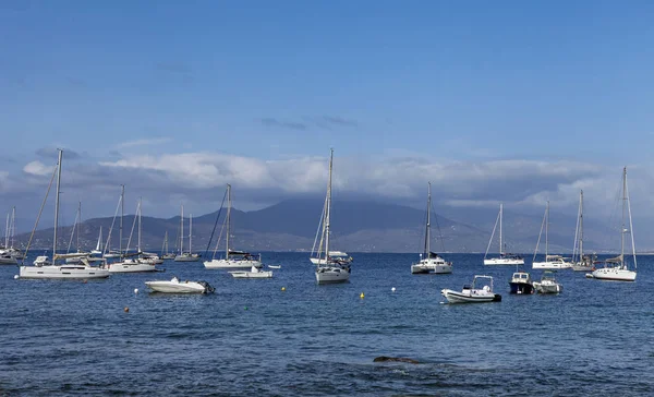 Botes anclados en córcega — Foto de Stock