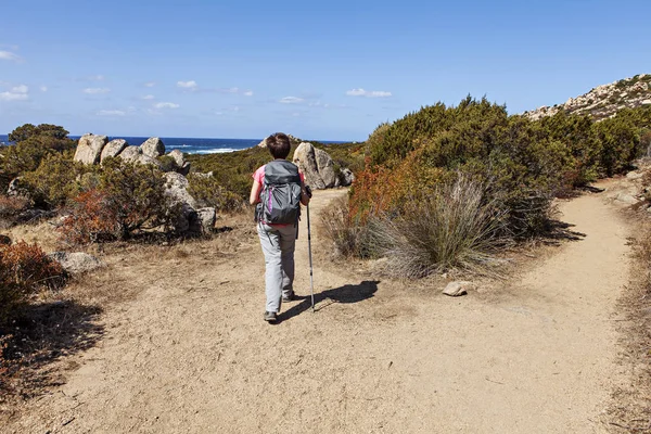 Deniz kenarında yürüyen kadın