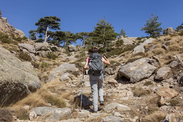 Eenzame vrouw lopen — Stockfoto