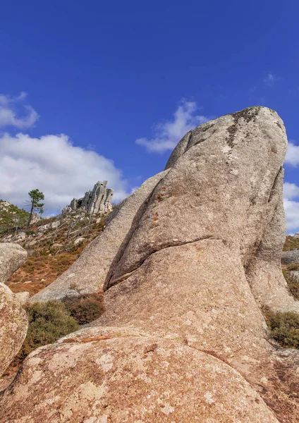 Kayaların oluşumu ve gökyüzü — Stok fotoğraf