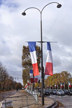 ünlü bir sokak Paris Ulusal Fransız bayrakları