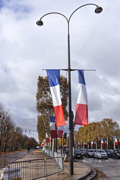 Εθνικές Σημαίες Γαλλικά Έναν Διάσημο Δρόμο Του Παρισιού — Φωτογραφία Αρχείου