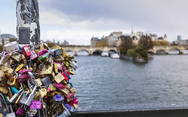 Köprü Paris üzerinde kilitleri