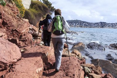 yürüyüşçüler buzlu deniz kenarında yürüyüş