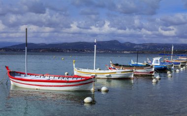 küçük tekneler limanda palamarla