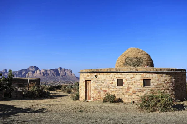Эфиопский Типичный Дом Горы Заднем Плане — стоковое фото
