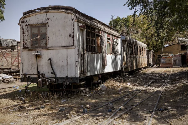 腐朽的旅行车在埃塞俄比亚站 — 图库照片