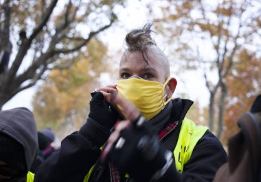 Fransa 'daki bir yarışmada maskeli protestocu