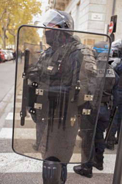 Protestocuları bekleyen Fransız polikası