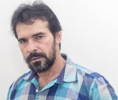 Bir beyazın Siyah sakallı, birkaç gri saç, mavi ekose gömlek giyer, bir şey ilginç, farklı pozisyonlarda ellerini jestlerle bakar.