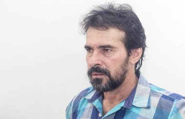 Bir beyazın Siyah sakallı, birkaç gri saç, mavi ekose gömlek giyer, bir şey ilginç, farklı pozisyonlarda ellerini jestlerle bakar.