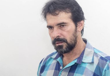 Bir beyazın Siyah sakallı, birkaç gri saç, mavi ekose gömlek giyer, bir şey ilginç, farklı pozisyonlarda ellerini jestlerle bakar.