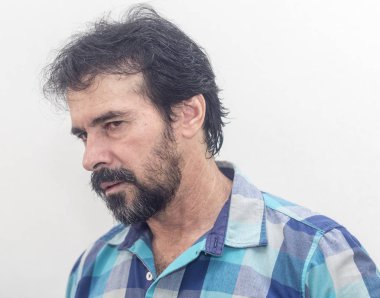 Bir beyazın Siyah sakallı, birkaç gri saç, mavi ekose gömlek giyer, bir şey ilginç, farklı pozisyonlarda ellerini jestlerle bakar.