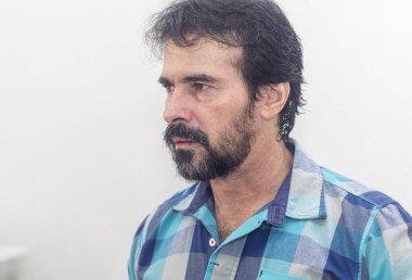 Bir beyazın Siyah sakallı, birkaç gri saç, mavi ekose gömlek giyer, bir şey ilginç, farklı pozisyonlarda ellerini jestlerle bakar.