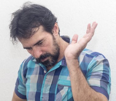 Bir beyazın Siyah sakallı, birkaç gri saç, mavi ekose gömlek giyer, bir şey ilginç, farklı pozisyonlarda ellerini jestlerle bakar.