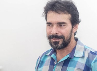 İlginç bir şey bakar ve gülümser bir mavi ekose gömlek giydiği Siyah sakallı, biraz gri, beyaz bir adam