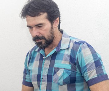 Bir beyazın Siyah sakallı, birkaç gri saç, mavi ekose gömlek giyer, bir şey ilginç, farklı pozisyonlarda ellerini jestlerle bakar.