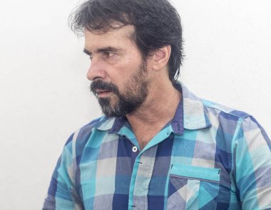 Bir beyazın Siyah sakallı, birkaç gri saç, mavi ekose gömlek giyer, bir şey ilginç, farklı pozisyonlarda ellerini jestlerle bakar.