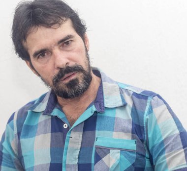 Bir beyazın Siyah sakallı, birkaç gri saç, mavi ekose gömlek giyer, bir şey ilginç, farklı pozisyonlarda ellerini jestlerle bakar.