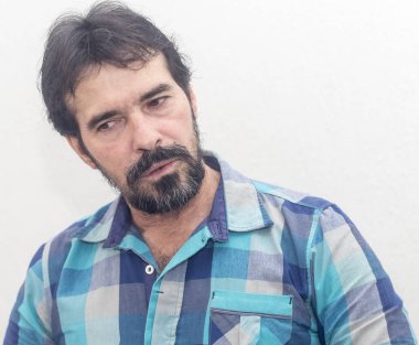 Bir beyazın Siyah sakallı, birkaç gri saç, mavi ekose gömlek giyer, bir şey ilginç, farklı pozisyonlarda ellerini jestlerle bakar.