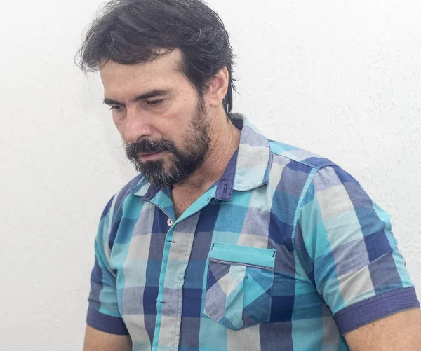 Bir beyazın Siyah sakallı, birkaç gri saç, mavi ekose gömlek giyer, bir şey ilginç, farklı pozisyonlarda ellerini jestlerle bakar.