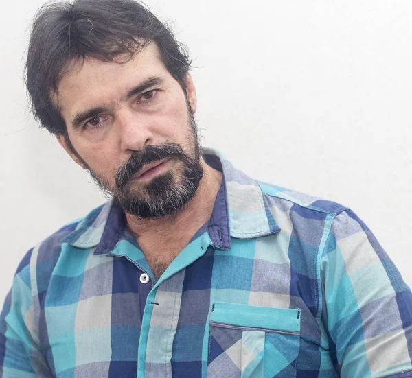 Bir beyazın Siyah sakallı, birkaç gri saç, mavi ekose gömlek giyer, bir şey ilginç, farklı pozisyonlarda ellerini jestlerle bakar.