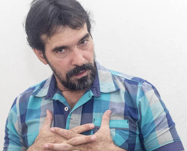 Bir beyazın Siyah sakallı, birkaç gri saç, mavi ekose gömlek giyer, bir şey ilginç, farklı pozisyonlarda ellerini jestlerle bakar.