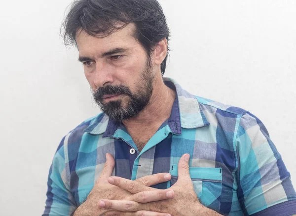 Bir beyazın Siyah sakallı, birkaç gri saç, mavi ekose gömlek giyer, bir şey ilginç, farklı pozisyonlarda ellerini jestlerle bakar.