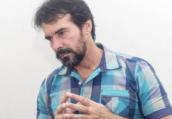 Bir beyazın Siyah sakallı, birkaç gri saç, mavi ekose gömlek giyer, bir şey ilginç, farklı pozisyonlarda ellerini jestlerle bakar.