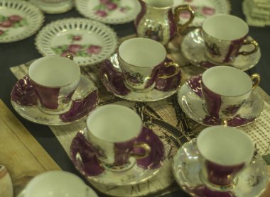 Sergi, vintage tarzı. Resimler, bardak, aksesuarlar, el yapımı seramik, çok renkli ve güzel. Güzel sofra, özel hediyeler için ideal.