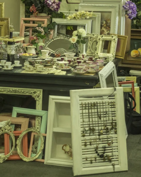 Sergi tablo, vintage tarzı genel bakış. Resimler, bardak, aksesuarlar, el yapımı seramik, çok renkli ve güzel. Güzel sofra, özel hediyeler için ideal.